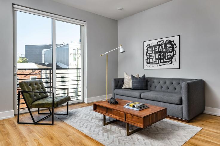 Elegant gestaltetes Wohnzimmer mit moderner Einrichtung in einer Wohnung im Building Frankford Avenue - cozygroup - 1643709 in Philadelphia, Philadelphia Elegant gestaltetes Wohnzimmer mit moderner Einrichtung in einer Wohnung im Building Frankford Avenue - cozygroup - 1643709 in Philadelphia, Philadelphia