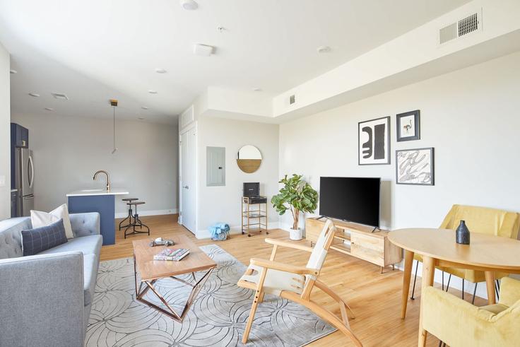 Salle de séjour élégante avec mobilier moderne dans un appartement à Building Frankford Avenue - cozygroup - 1643704 à Philadelphia, Philadelphia Salle de séjour élégante avec mobilier moderne dans un appartement à Building Frankford Avenue - cozygroup - 1643704 à Philadelphia, Philadelphia