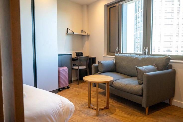 Elegant gestaltetes Wohnzimmer mit moderner Einrichtung in einer Wohnung im Building Wales Farm Road - cozygroup - 1520219 in London Borough of Ealing, London Elegant gestaltetes Wohnzimmer mit moderner Einrichtung in einer Wohnung im Building Wales Farm Road - cozygroup - 1520219 in London Borough of Ealing, London