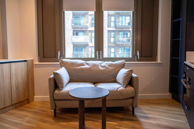 Elegante sala de estar con mobiliario moderno en un apartamento en Building Wales Farm Road - cozygroup - 1590325 en London Borough of Ealing, London
