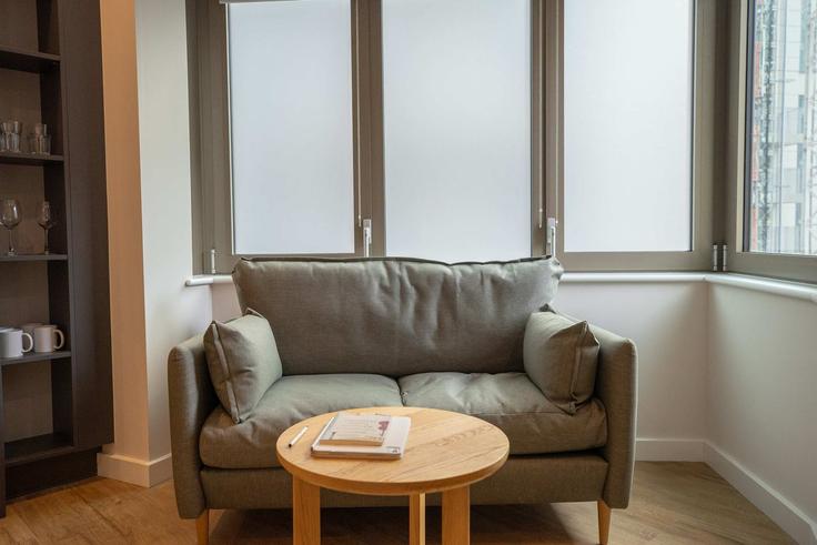 London Borough of Ealing, London에 위치한 Building Wales Farm Road - cozygroup - 1520220 유닛의 세련된 인테리어가 돋보이는 거실 London Borough of Ealing, London에 위치한 Building Wales Farm Road - cozygroup - 1520220 유닛의 세련된 인테리어가 돋보이는 거실