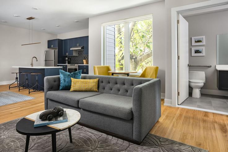 Elegant gestaltetes Wohnzimmer mit moderner Einrichtung in einer Wohnung im Building Frankford Avenue - cozygroup - 1643699 in Philadelphia, Philadelphia