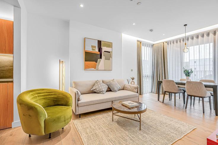 Elegant gestaltetes Wohnzimmer mit moderner Einrichtung in einer Wohnung im Building Camley Street - cozygroup - 1625749 in London Borough of Camden, London
