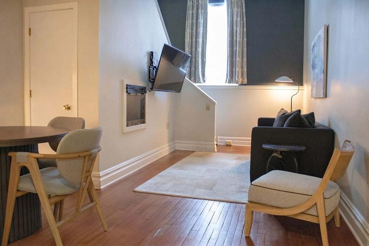 Salle de séjour élégante avec mobilier moderne dans un appartement à Building Locust Street - cozygroup - 1643698 à Philadelphia, Philadelphia Salle de séjour élégante avec mobilier moderne dans un appartement à Building Locust Street - cozygroup - 1643698 à Philadelphia, Philadelphia