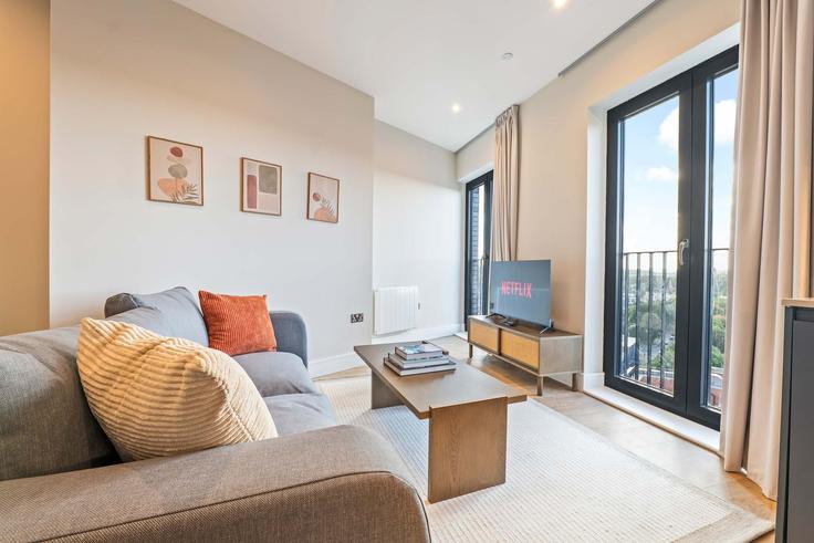 Elegante sala de estar con mobiliario moderno en un apartamento en Building Hurst Street - cozygroup - 1633973 en Birmingham District, Birmingham Elegante sala de estar con mobiliario moderno en un apartamento en Building Hurst Street - cozygroup - 1633973 en Birmingham District, Birmingham