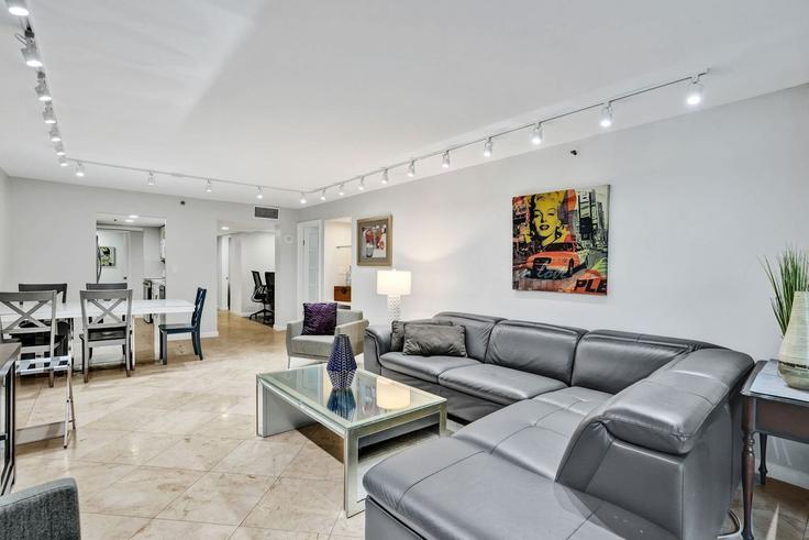 Elegant gestaltetes Wohnzimmer mit moderner Einrichtung in einer Wohnung im Building North Bayshore Drive - cozygroup - 1694934 in Miami, Miami