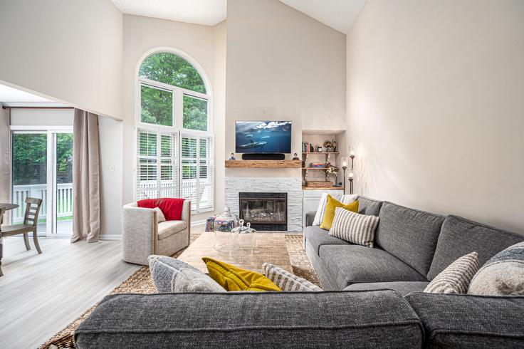 Elegante sala de estar con mobiliario moderno en un apartamento en Building Kirkwood Drive - cozyquarters - 1020748 en Chapel Hill, Chapel Hill