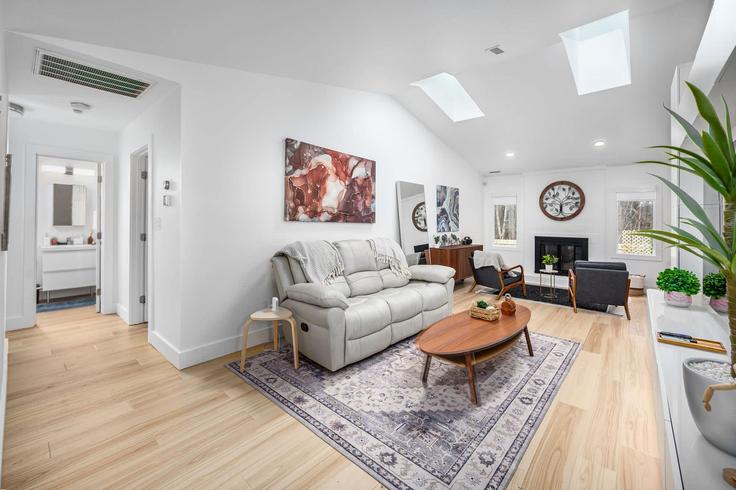 Salle de séjour élégante avec mobilier moderne dans un appartement à Building Reynolds Avenue - cozyquarters - 1300723 - USA à Durham, Durham Salle de séjour élégante avec mobilier moderne dans un appartement à Building Reynolds Avenue - cozyquarters - 1300723 - USA à Durham, Durham