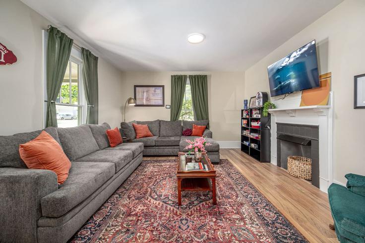 Elegant gestaltetes Wohnzimmer mit moderner Einrichtung in einer Wohnung im Building West Rosemary Street - cozyquarters - 1300722 - USA in Chapel Hill, Chapel Hill