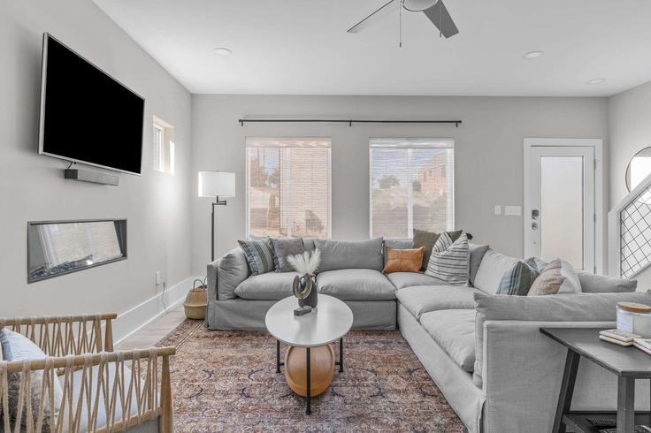 Salle de séjour élégante avec mobilier moderne dans un appartement à Building Fayetteville Street - cozyquarters - 1300733 - USA à Durham, Durham Salle de séjour élégante avec mobilier moderne dans un appartement à Building Fayetteville Street - cozyquarters - 1300733 - USA à Durham, Durham