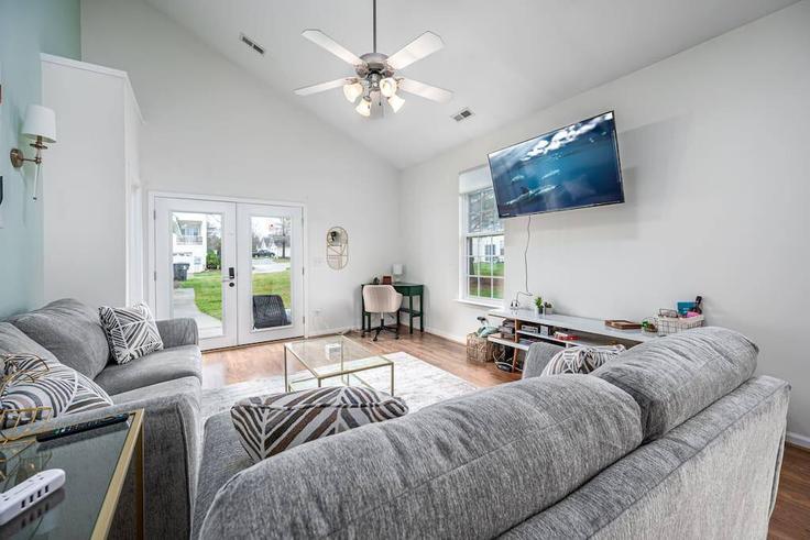Salle de séjour élégante avec mobilier moderne dans un appartement à Building Brenmar Lane - cozyquarters - 1020741 à Durham, Durham Salle de séjour élégante avec mobilier moderne dans un appartement à Building Brenmar Lane - cozyquarters - 1020741 à Durham, Durham