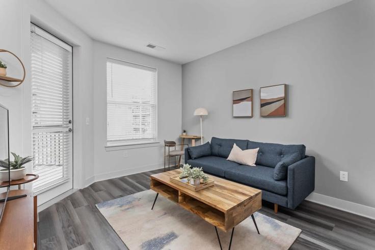 Sala de estar elegantemente projetada com móveis modernos em um apartamento no Building East Washington Street - cozysuites-guesty - 1407020 em Indianapolis, Indianapolis Sala de estar elegantemente projetada com móveis modernos em um apartamento no Building East Washington Street - cozysuites-guesty - 1407020 em Indianapolis, Indianapolis