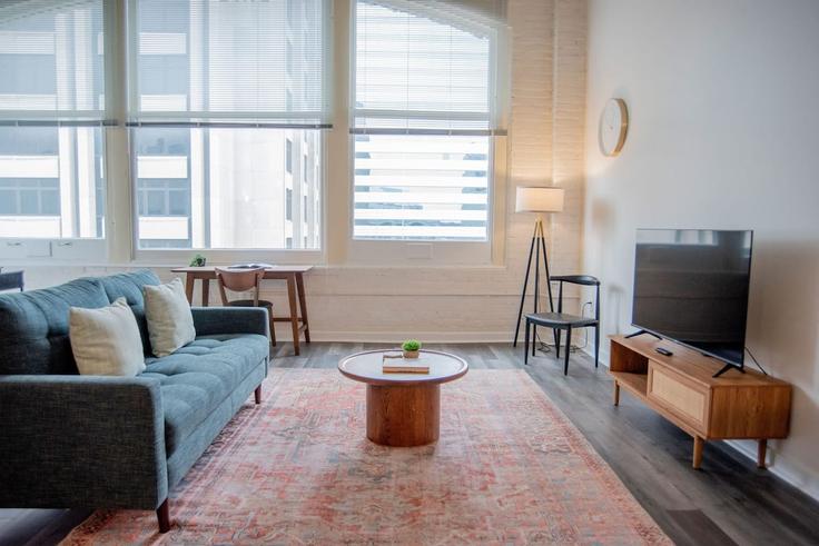 Sala de estar elegantemente projetada com móveis modernos em um apartamento no Building North Illinois Street - cozysuites-guesty - 1534466 em Indianapolis, Indianapolis Sala de estar elegantemente projetada com móveis modernos em um apartamento no Building North Illinois Street - cozysuites-guesty - 1534466 em Indianapolis, Indianapolis