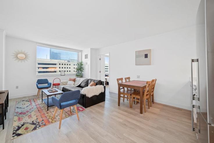 Atlantic City Atlantic CityのBuilding Pacific Avenue - cozysuites-guesty - 1358963のアパートメントにある、モダンな家具を備えたエレガントなデザインのリビングルーム