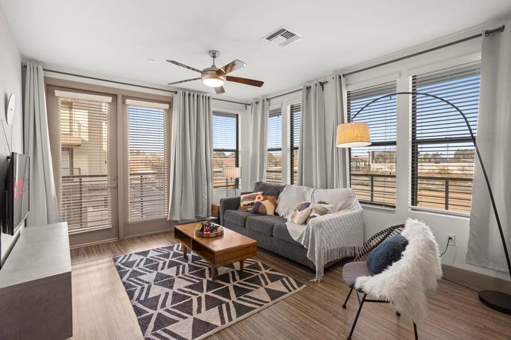 Building North College Avenue - cozysuites-guesty - 1014342 - USA adresindeki bir dairede modern mobilyalarla zarif bir şekilde tasarlanmış oturma odası Tempe, Tempe