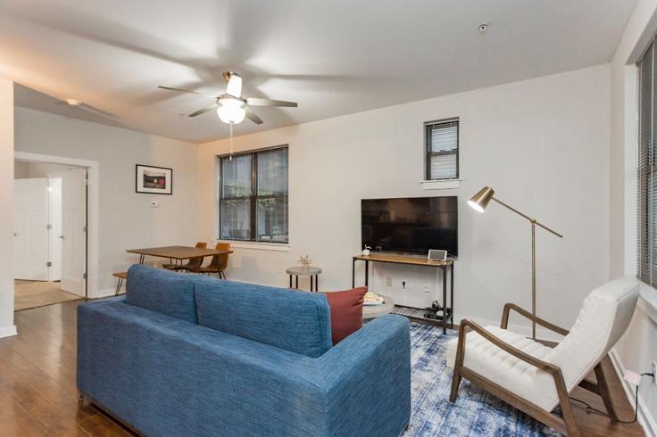 Nashville NashvilleのBuilding 18th Avenue South - cozysuites-guesty - 1014392 - BNAのアパートメントにある、モダンな家具を備えたエレガントなデザインのリビングルーム Nashville NashvilleのBuilding 18th Avenue South - cozysuites-guesty - 1014392 - BNAのアパートメントにある、モダンな家具を備えたエレガントなデザインのリビングルーム