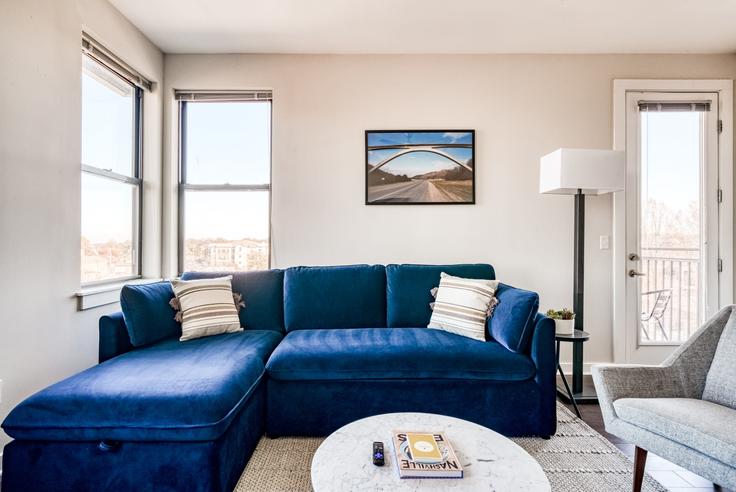 Elegant gestaltetes Wohnzimmer mit moderner Einrichtung in einer Wohnung im Building 18th Avenue South - cozysuites-guesty - 1596215 in Nashville, Nashville