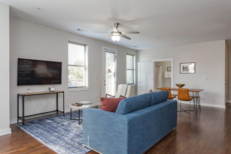 Salle de séjour élégante avec mobilier moderne dans un appartement à Building 18th Avenue South - cozysuites-guesty - 1014398 - BNA à Nashville, Nashville Salle de séjour élégante avec mobilier moderne dans un appartement à Building 18th Avenue South - cozysuites-guesty - 1014398 - BNA à Nashville, Nashville