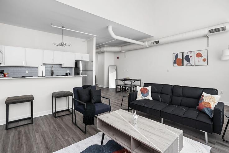 Sala de estar elegantemente projetada com móveis modernos em um apartamento no Building West Market Street - cozysuites-guesty - 1014423 - USA em Indianapolis, Indianapolis