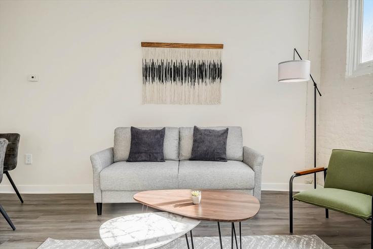 Indianapolis, Indianapolis에 위치한 Building West Market Street - cozysuites-guesty - 1014594 - USA 아파트의 세련된 인테리어가 돋보이는 거실 Indianapolis, Indianapolis에 위치한 Building West Market Street - cozysuites-guesty - 1014594 - USA 아파트의 세련된 인테리어가 돋보이는 거실