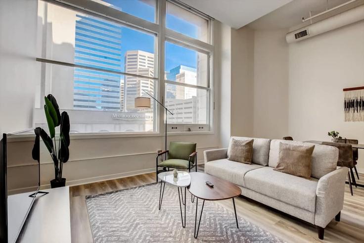 Salle de séjour élégante avec mobilier moderne dans un appartement à Building West Market Street - cozysuites-guesty - 1014580 - USA à Indianapolis, Indianapolis