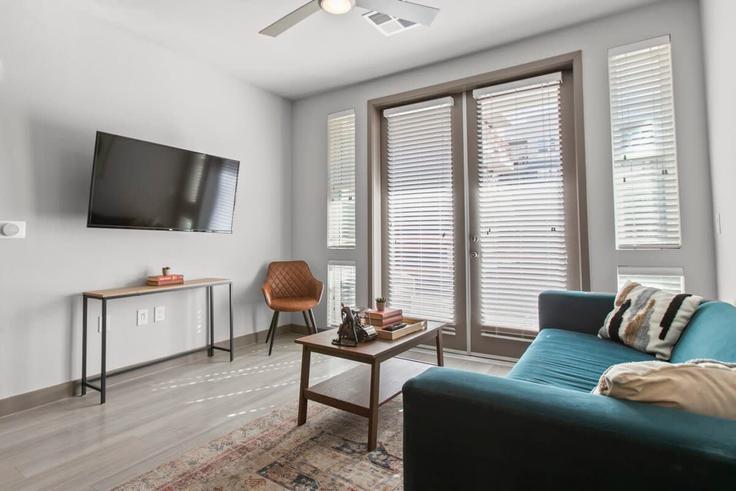 Building North 2nd Avenue - cozysuites-guesty - 1343749 adresindeki bir dairede modern mobilyalarla zarif bir şekilde tasarlanmış oturma odası Phoenix, Phoenix