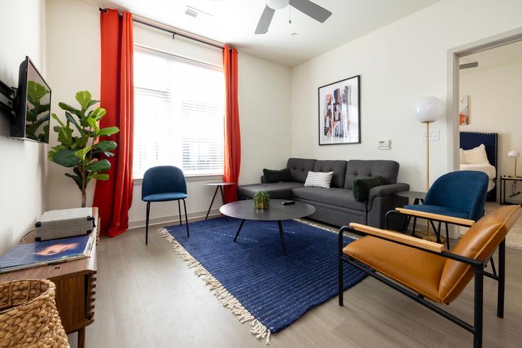 Building East Main Street - cozysuites-guesty - 1014616 - USA adresindeki bir dairede modern mobilyalarla zarif bir şekilde tasarlanmış oturma odası Louisville, Louisville Building East Main Street - cozysuites-guesty - 1014616 - USA adresindeki bir dairede modern mobilyalarla zarif bir şekilde tasarlanmış oturma odası Louisville, Louisville