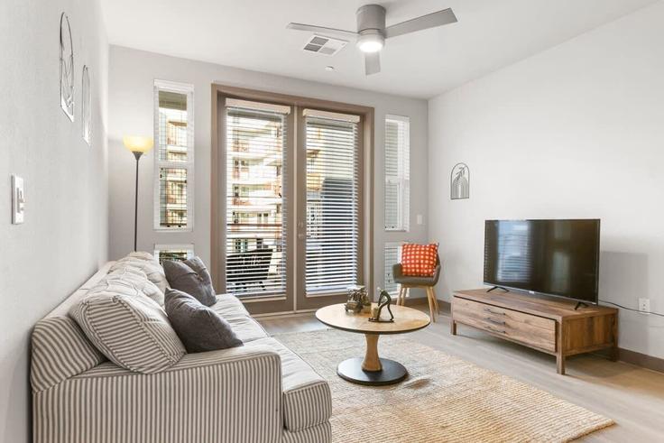 Salle de séjour élégante avec mobilier moderne dans un appartement à Building North 2nd Avenue - cozysuites-guesty - 1343748 à Phoenix, Phoenix Salle de séjour élégante avec mobilier moderne dans un appartement à Building North 2nd Avenue - cozysuites-guesty - 1343748 à Phoenix, Phoenix