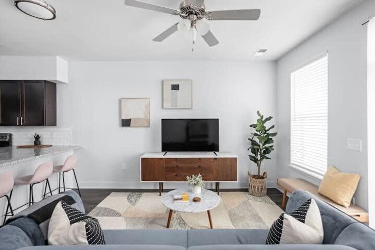 Indianapolis IndianapolisのBuilding Westfield Boulevard - cozysuites-guesty - 1391807のアパートメントにある、モダンな家具を備えたエレガントなデザインのリビングルーム