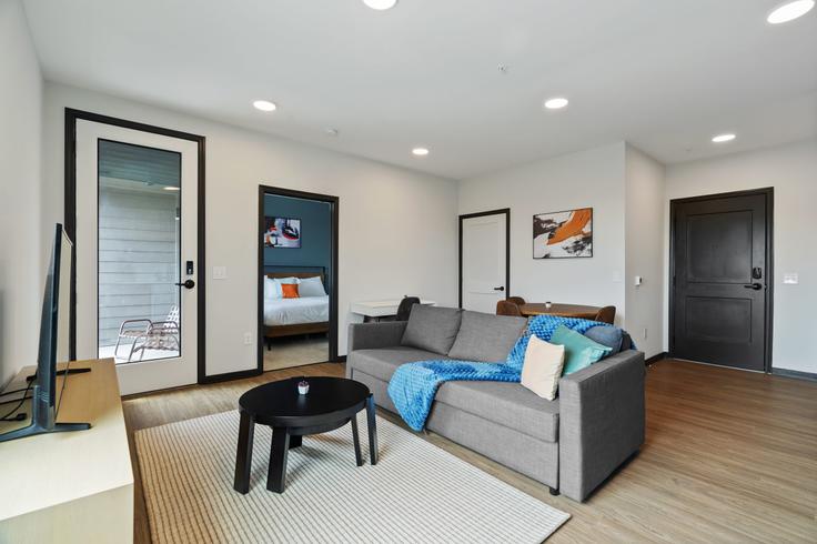 Sala de estar elegantemente projetada com móveis modernos em um apartamento no Building North Cleveland Street - cozysuites-guesty - 1026478 - USA em Indianapolis, Indianapolis Sala de estar elegantemente projetada com móveis modernos em um apartamento no Building North Cleveland Street - cozysuites-guesty - 1026478 - USA em Indianapolis, Indianapolis