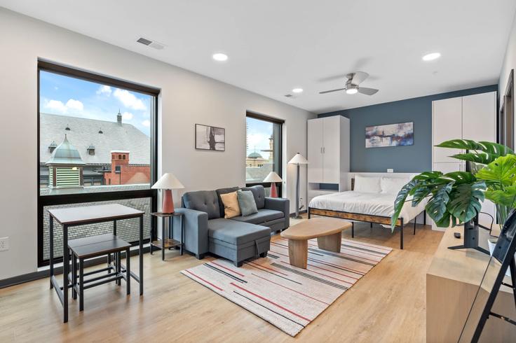 Elegant gestaltetes Wohnzimmer mit moderner Einrichtung in einer Wohnung im Building North Cleveland Street - cozysuites-guesty - 1032096 - USA in Indianapolis, Indianapolis