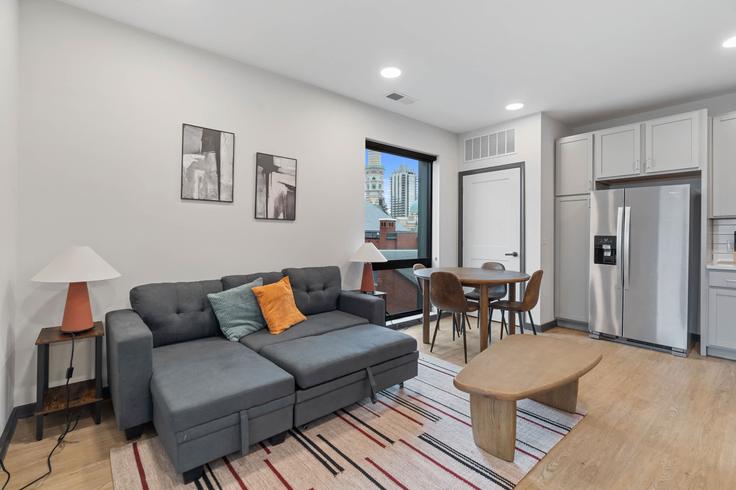 Indianapolis, Indianapolis에 위치한 Building North Cleveland Street - cozysuites-guesty - 1032095 - USA 아파트의 세련된 인테리어가 돋보이는 거실