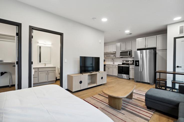 Indianapolis IndianapolisのBuilding North Cleveland Street - cozysuites-guesty - 1032094 - USAのアパートメントにある、モダンな家具を備えたエレガントなデザインのリビングルーム