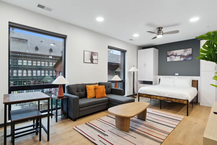 Indianapolis IndianapolisのBuilding East Michigan Street - cozysuites-guesty - 1541769のアパートメントにある、モダンな家具を備えたエレガントなデザインのリビングルーム Indianapolis IndianapolisのBuilding East Michigan Street - cozysuites-guesty - 1541769のアパートメントにある、モダンな家具を備えたエレガントなデザインのリビングルーム