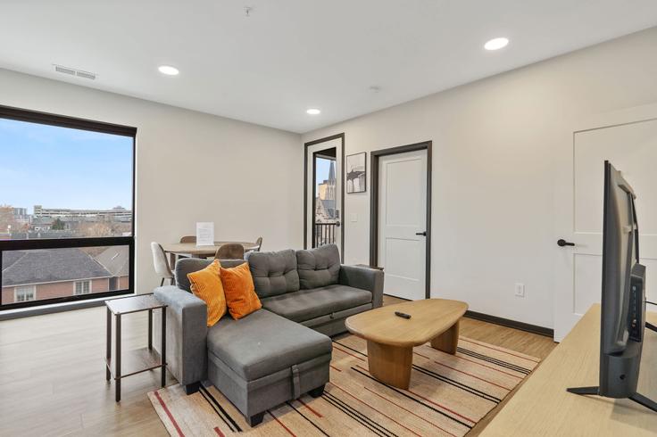 Indianapolis IndianapolisのBuilding East Michigan Street - cozysuites-guesty - 1541770のアパートメントにある、モダンな家具を備えたエレガントなデザインのリビングルーム Indianapolis IndianapolisのBuilding East Michigan Street - cozysuites-guesty - 1541770のアパートメントにある、モダンな家具を備えたエレガントなデザインのリビングルーム