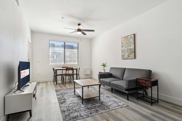 Glendale, Glendale에 위치한 Building North 93rd Avenue - cozysuites-guesty - 1055528 - USA 아파트의 세련된 인테리어가 돋보이는 거실 Glendale, Glendale에 위치한 Building North 93rd Avenue - cozysuites-guesty - 1055528 - USA 아파트의 세련된 인테리어가 돋보이는 거실