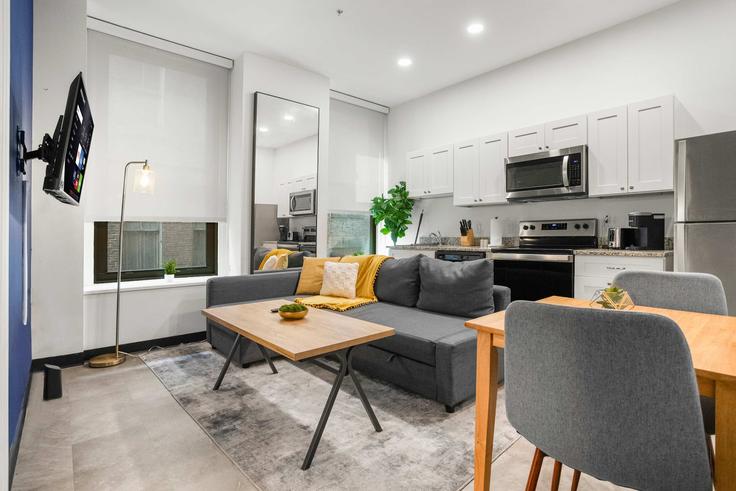 Sala de estar elegantemente projetada com móveis modernos em um apartamento no Building 9th Street - cozysuites-guesty - 1075256 - USA em Pittsburgh, Pittsburgh Sala de estar elegantemente projetada com móveis modernos em um apartamento no Building 9th Street - cozysuites-guesty - 1075256 - USA em Pittsburgh, Pittsburgh