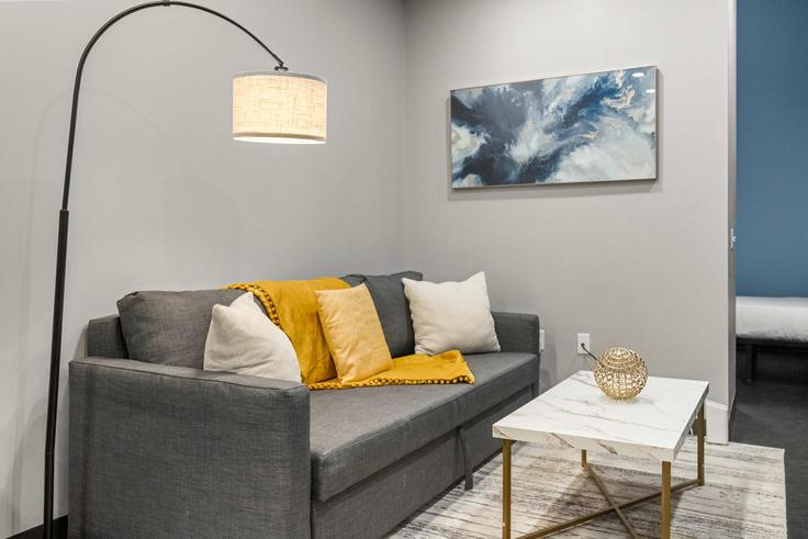 Pittsburgh, Pittsburgh에 위치한 Building Penn Avenue - cozysuites-guesty - 1075248 - USA 아파트의 세련된 인테리어가 돋보이는 거실