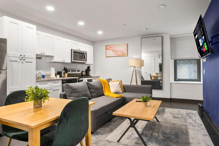 Pittsburgh, Pittsburgh에 위치한 Building 9th Street - cozysuites-guesty - 1075255 - USA 아파트의 세련된 인테리어가 돋보이는 거실 Pittsburgh, Pittsburgh에 위치한 Building 9th Street - cozysuites-guesty - 1075255 - USA 아파트의 세련된 인테리어가 돋보이는 거실