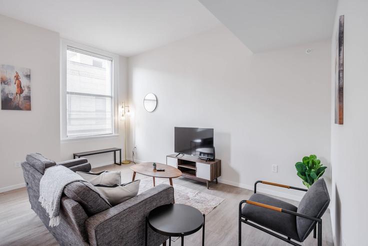 Cincinnati, Cincinnati에 위치한 Building West 4th Street - cozysuites-guesty - 1222846 아파트의 세련된 인테리어가 돋보이는 거실 Cincinnati, Cincinnati에 위치한 Building West 4th Street - cozysuites-guesty - 1222846 아파트의 세련된 인테리어가 돋보이는 거실