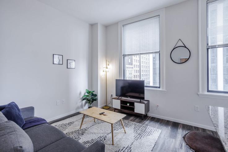Building East 4th Street - cozysuites-guesty - 1343750 adresindeki bir dairede modern mobilyalarla zarif bir şekilde tasarlanmış oturma odası Cincinnati, Cincinnati