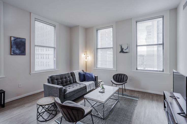 Building West 4th Street - cozysuites-guesty - 1223714 - USA adresindeki bir dairede modern mobilyalarla zarif bir şekilde tasarlanmış oturma odası Cincinnati, Cincinnati