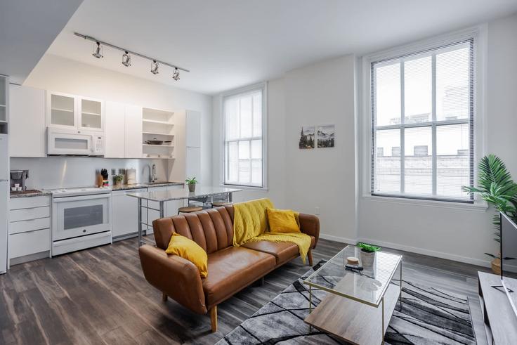 Elegante sala de estar con mobiliario moderno en un apartamento en Building East 4th Street - cozysuites-guesty - 1404471 en Cincinnati, Cincinnati