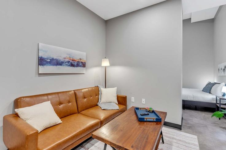 Salle de séjour élégante avec mobilier moderne dans un appartement à Building Penn Avenue - cozysuites-guesty - 1229976 - USA à Pittsburgh, Pittsburgh Salle de séjour élégante avec mobilier moderne dans un appartement à Building Penn Avenue - cozysuites-guesty - 1229976 - USA à Pittsburgh, Pittsburgh