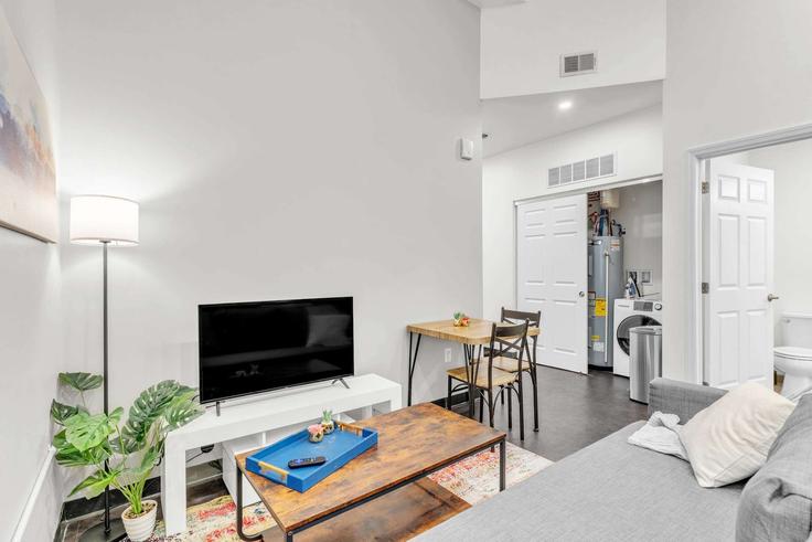Sala de estar elegantemente projetada com móveis modernos em um apartamento no Building Penn Avenue - cozysuites-guesty - 1230984 - USA em Pittsburgh, Pittsburgh Sala de estar elegantemente projetada com móveis modernos em um apartamento no Building Penn Avenue - cozysuites-guesty - 1230984 - USA em Pittsburgh, Pittsburgh