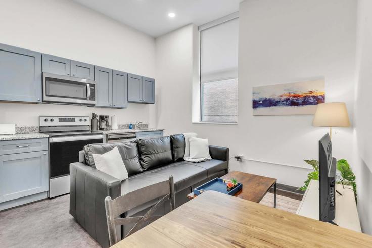 Elegante sala de estar con mobiliario moderno en un apartamento en Building Penn Avenue - cozysuites-guesty - 1232007 - USA en Pittsburgh, Pittsburgh Elegante sala de estar con mobiliario moderno en un apartamento en Building Penn Avenue - cozysuites-guesty - 1232007 - USA en Pittsburgh, Pittsburgh
