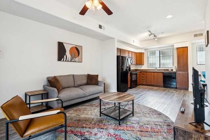 Sala de estar elegantemente projetada com móveis modernos em um apartamento no Building North 93rd Avenue - cozysuites-guesty - 1238438 - USA em Glendale, Glendale