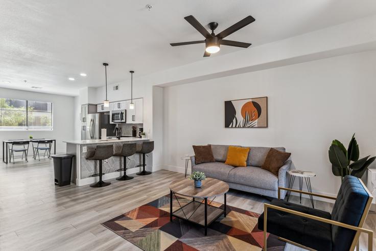 Sala de estar elegantemente projetada com móveis modernos em um apartamento no Building North 93rd Avenue - cozysuites-guesty - 1238441 - USA em Glendale, Glendale