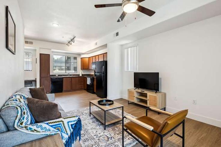 Sala de estar elegantemente projetada com móveis modernos em um apartamento no Building North 93rd Avenue - cozysuites-guesty - 1238439 - USA em Glendale, Glendale Sala de estar elegantemente projetada com móveis modernos em um apartamento no Building North 93rd Avenue - cozysuites-guesty - 1238439 - USA em Glendale, Glendale