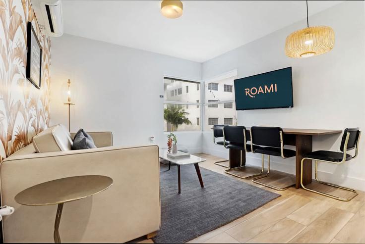 Elegante sala de estar con mobiliario moderno en un apartamento en Building Indian Creek Drive - cozysuites-guesty - 1272090 - MIA en Miami Beach, Miami Beach